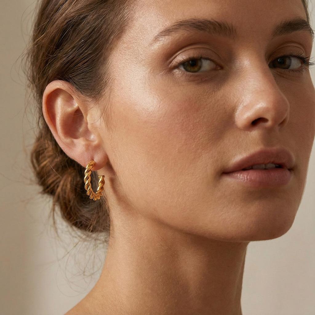 Boucles d’oreilles « Alice » en acier inoxydable dorée. Design torsadé