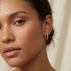 Boucles d’oreilles Huggie « Aiya » en acier inoxydable dorée, ornées d’une rangée de zircons étincelants