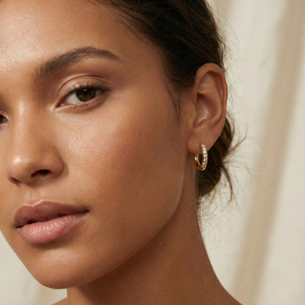 Boucles d’oreilles Huggie « Aiya » en acier inoxydable dorée, ornées d’une rangée de zircons étincelants