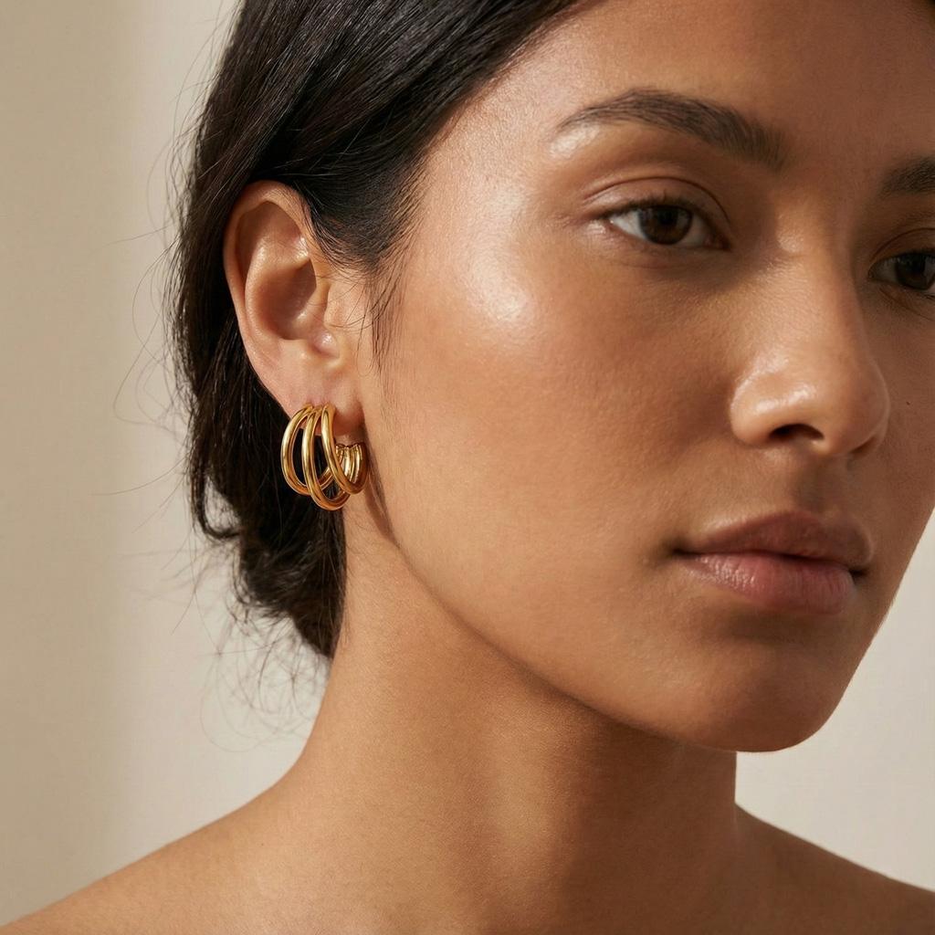 Boucles d’oreilles puces « Isis » en acier inoxydable doré, au design triple demi-anneau effet volume