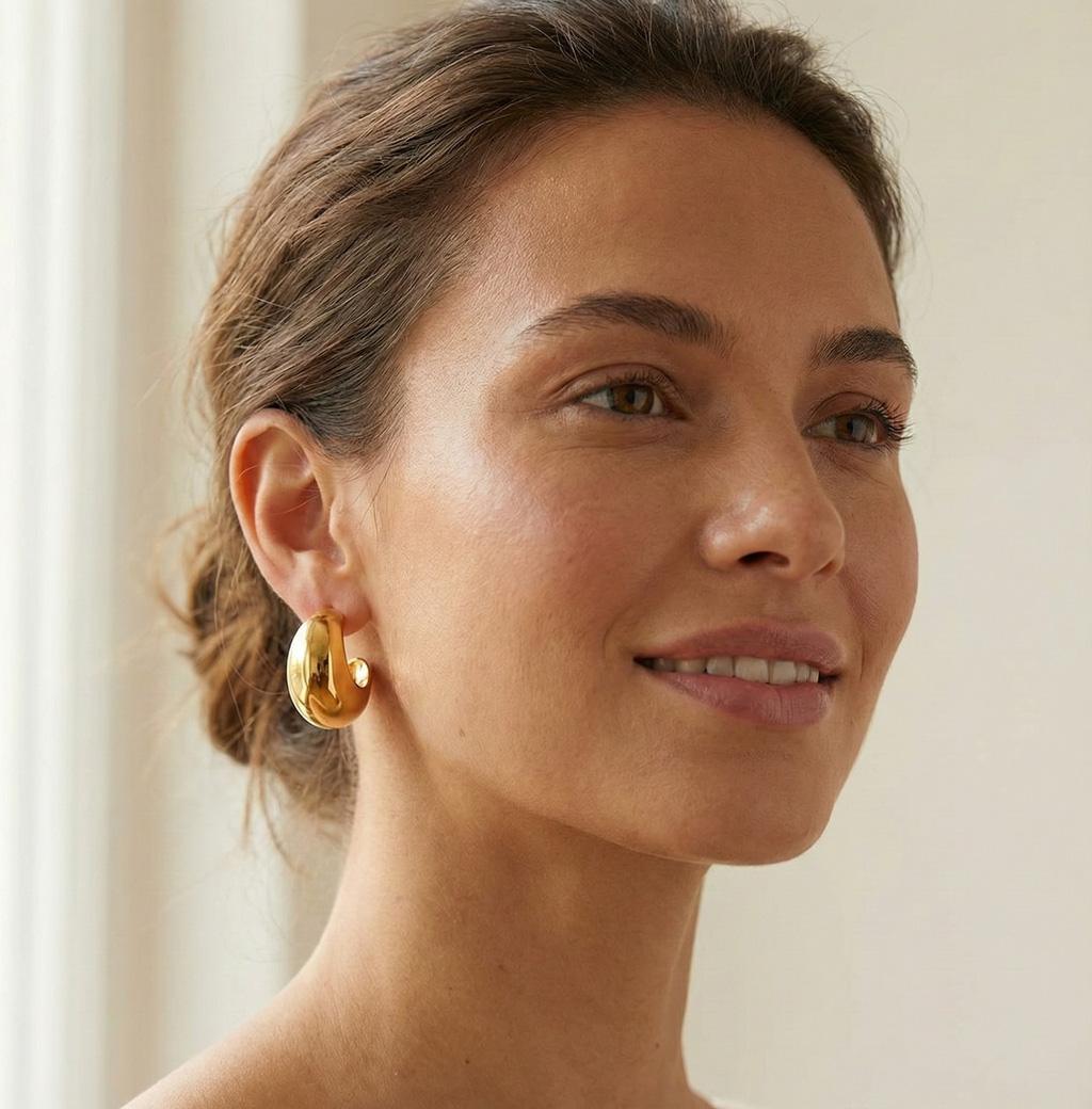 Boucles d’oreilles puces « Luna » en acier inoxydable doré, au design bombé en forme de croissant moderne