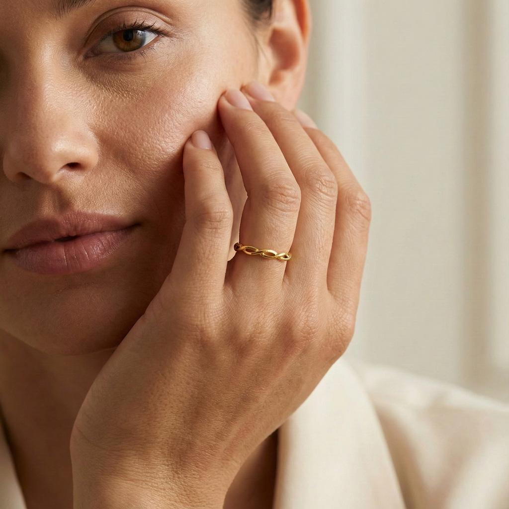 Bague Chloé design tressé ajouré conçue en acier inoxydable doré