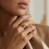 Bague Emilie, bijou style bohème chic. Anneau large martelé en acier inoxydable doré, avec petites breloques colorées (perles bleues et rose)
