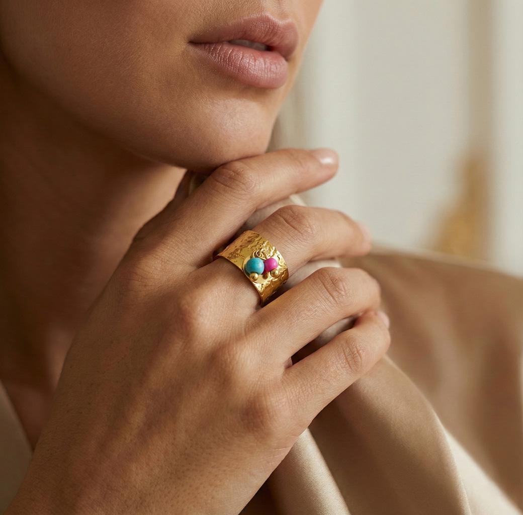 Bague Emilie, bijou style bohème chic. Anneau large martelé en acier inoxydable doré, avec petites breloques colorées (perles bleues et rose)