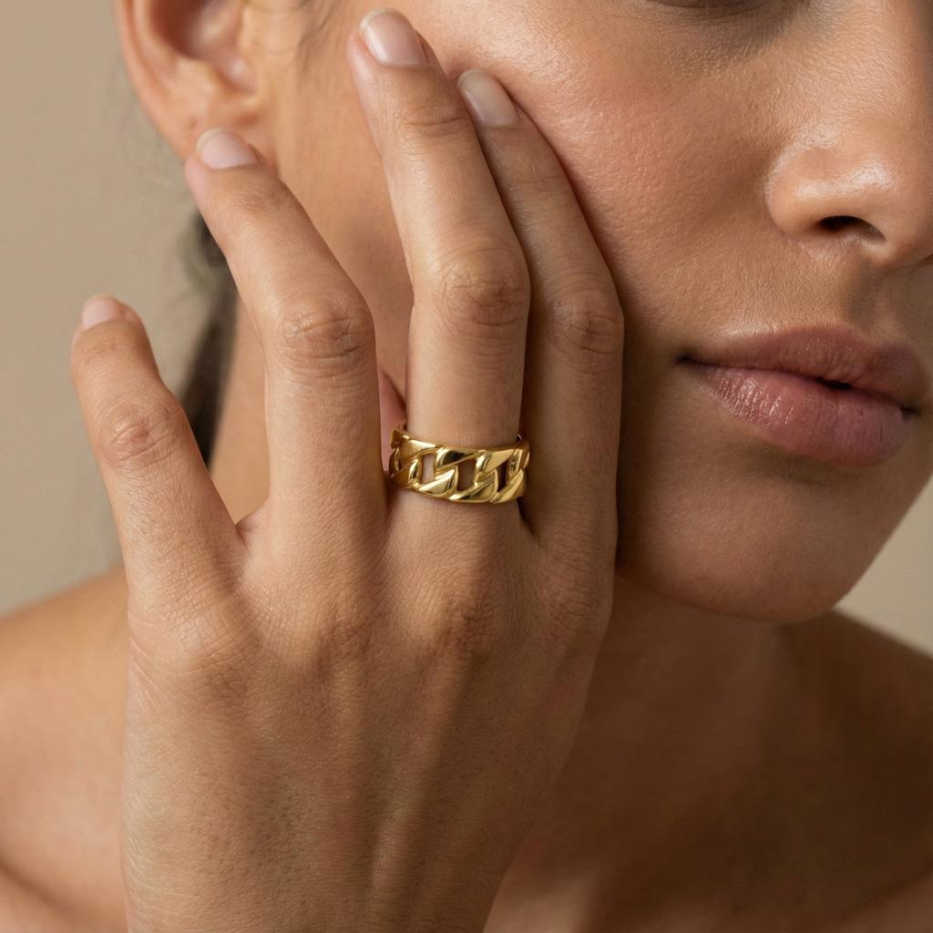 Bague Léa design inspiré de la maille chaîne. Avec structure ajourée évoquant les maillons d’un bracelet. En acier inoxydable doré