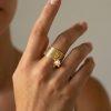 Bague Romy. Anneau large doré au motif texturé effet bois, breloques pendantes. Une perle blanche nacrée et une étoile dorée