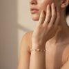Bracelet chaîne « Rose » en acier inoxydable doré, orné de perles synthétiques nacrées et de pendentifs