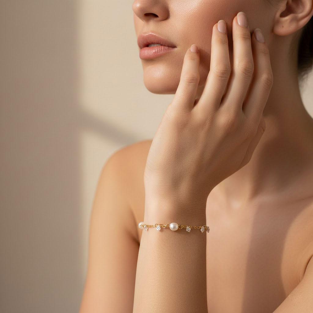 Bracelet chaîne « Rose » en acier inoxydable doré, orné de perles synthétiques nacrées et de pendentifs