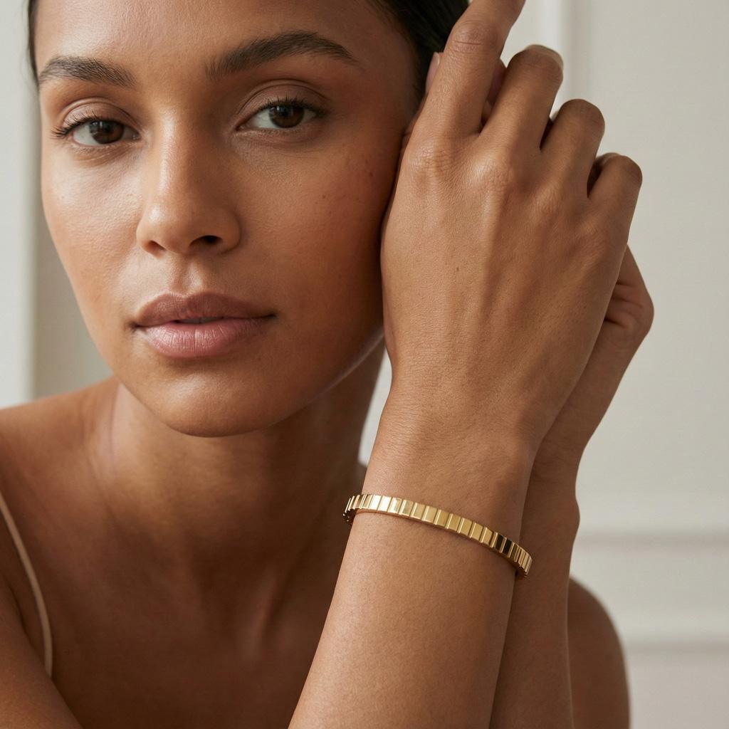 Bracelet jonc « Hilona » en acier inoxydable dorée gravé
