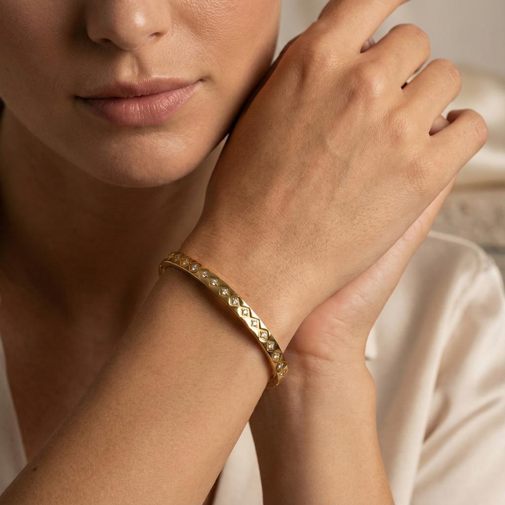 Bracelet jonc « Layana » en acier inoxydable dorée détails géométriques sertis de zircons scintillants