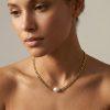 Collier ras-de-cou « Marina » en acier inoxydable doré, orné d’une perle blanche synthétique en son centre et chaîne à maillons plats