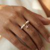 Bague Althea en acier inoxydable doré composée de perles blanches et sublimée par une étoile dorée