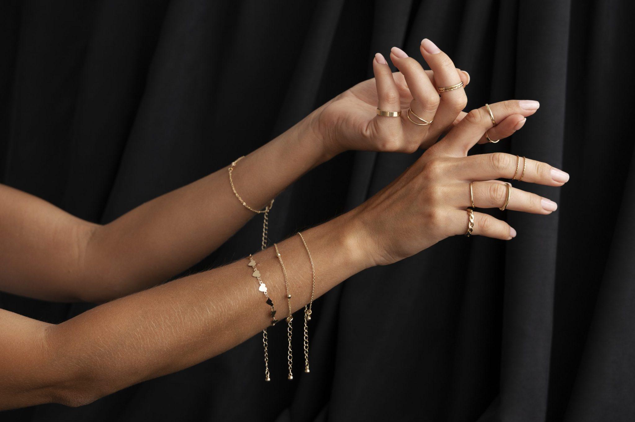 Quelle couleur de bijoux pour peau claire ?