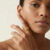 Bague Donna, lignes géométriques et son design croisé ultra moderne. Conçue en acier inoxydable dorée