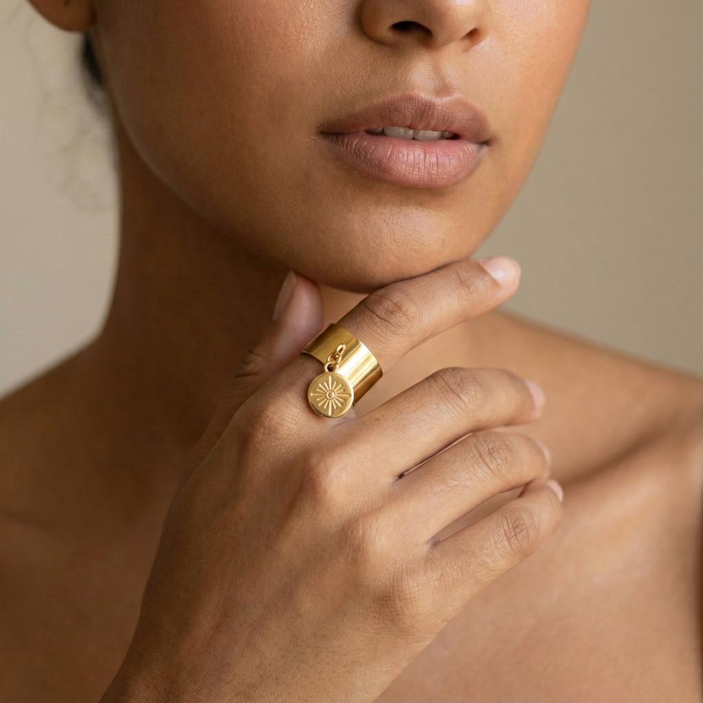 Bague Zelia. Médaillon gravé d’un motif rayonnant évoque la lumière et l’élégance. Fabriquée en acier inoxydable doré