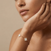 Bracelet chaîne Elina en acier inoxydable doré ou argenté, orné de motifs trèfle à quatre feuilles en nacre blanc ou noir
