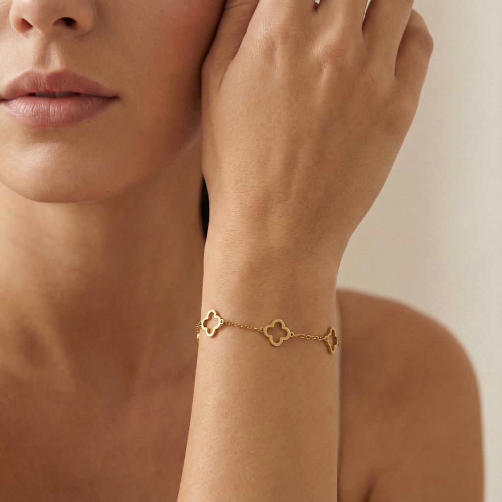 Bracelet chaîne « Maya » en acier inoxydable doré avec maillons délicats et motifs trèfle ajourés