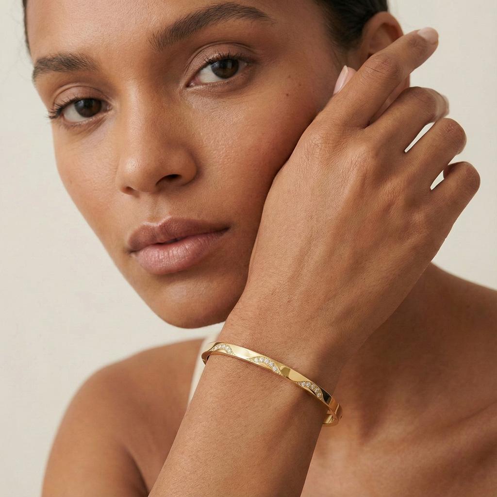 Bracelet jonc « Merliah » en acier inoxydable doré orné de motifs délicats incrustés de zircons scintillants