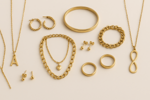 Sélection élégante de bijoux en acier inoxydable doré à offrir à une femme : colliers, bagues, bracelets et boucles d’oreilles