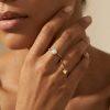 Bague Mélina. Acier inoxydable doré ou argenté, design minimaliste rehaussé d’une magnifique pierre style opale irisée