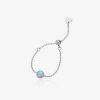 Bracelet argenté en acier inoxydable avec pierre style opale irisée, bijou élégant et ajustable pour femme